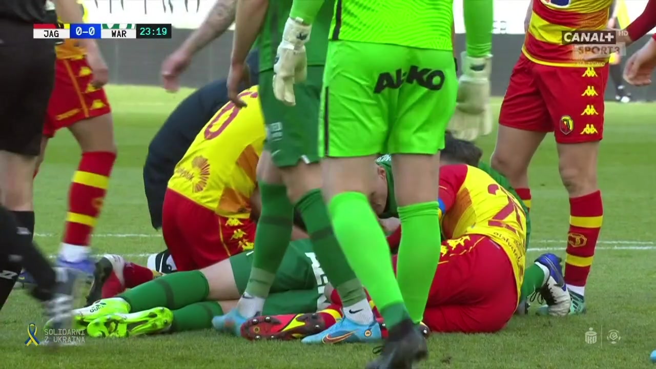 红牌罚下！波兰联赛球员倒钩爆头对手昏迷