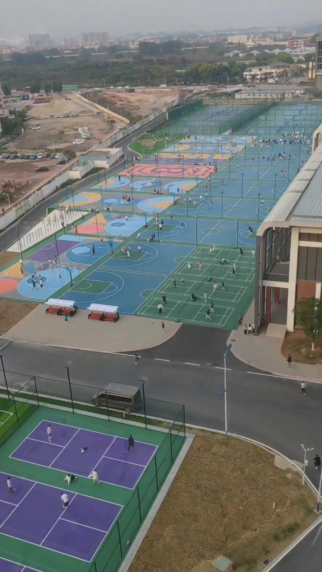 广东白云学院运动场一幕 朝气蓬勃的篮球场真好啊！