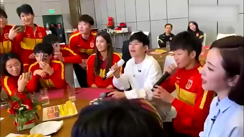 中国女足队员与张杰合唱《最美的太阳》 ​​​​