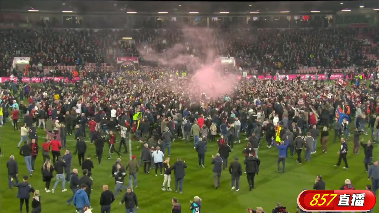 伯恩茅斯冲超成功！球迷冲入场内一同庆祝，场面堪比夺冠！
