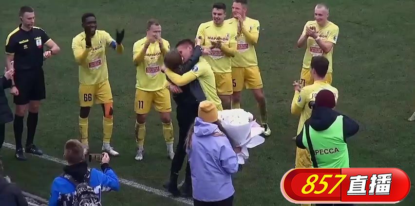 白俄罗斯赛场球员向女友求婚遭安保阻拦