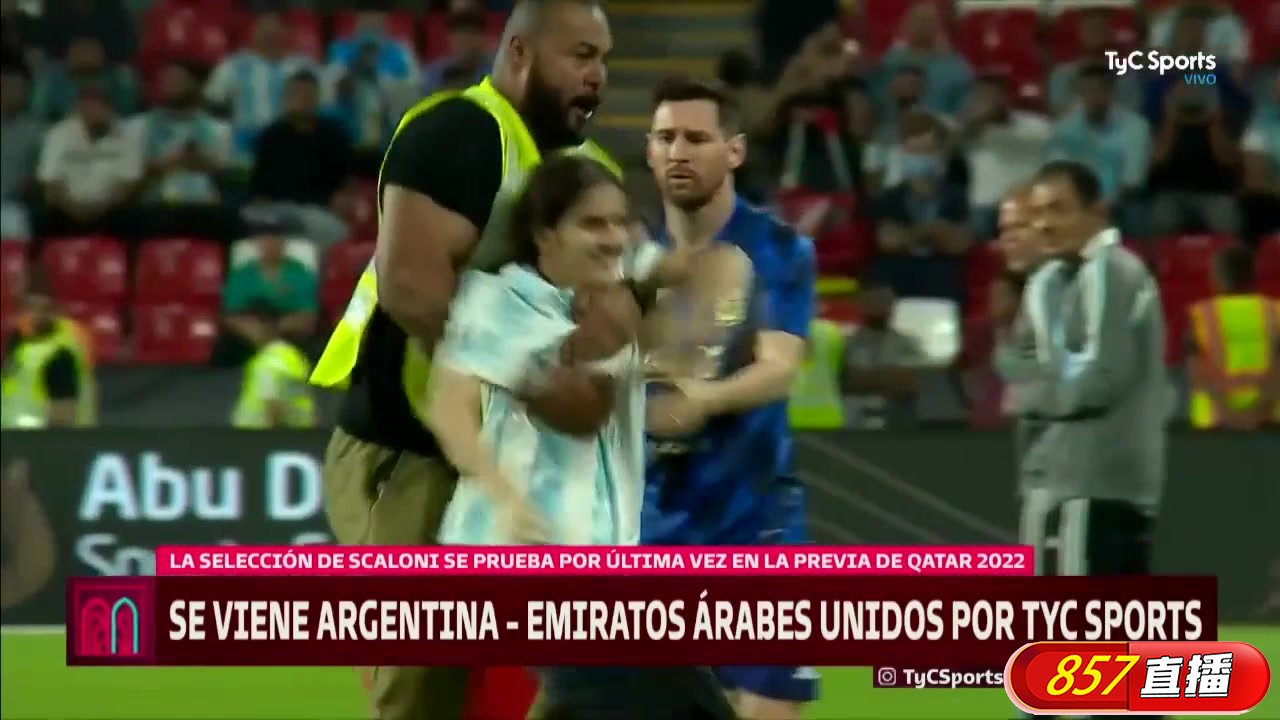 安保人员阻止女球迷们入侵球场拥抱梅西