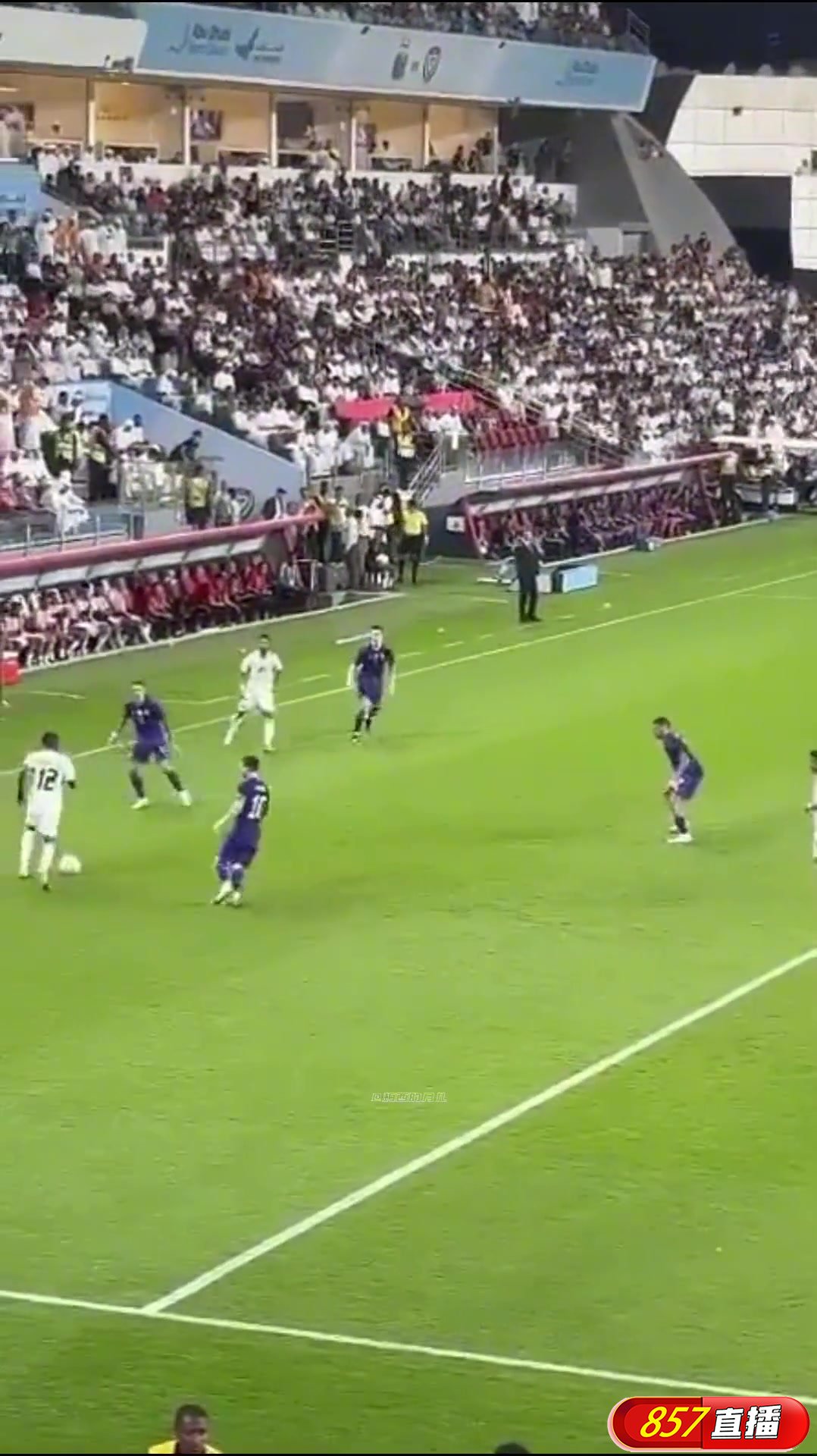 梅西被踢到小腿！阿根廷球迷瞬间哀嚎德保镖快速抵达现场