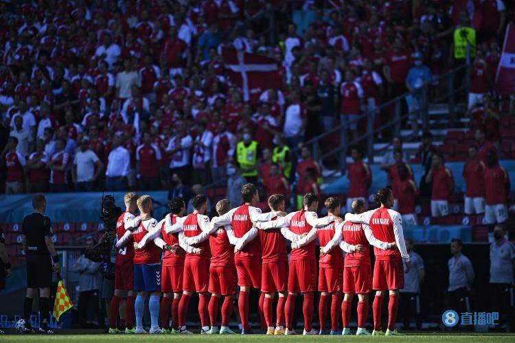 欧洲杯比赛奏国歌仪式的丹麦队
