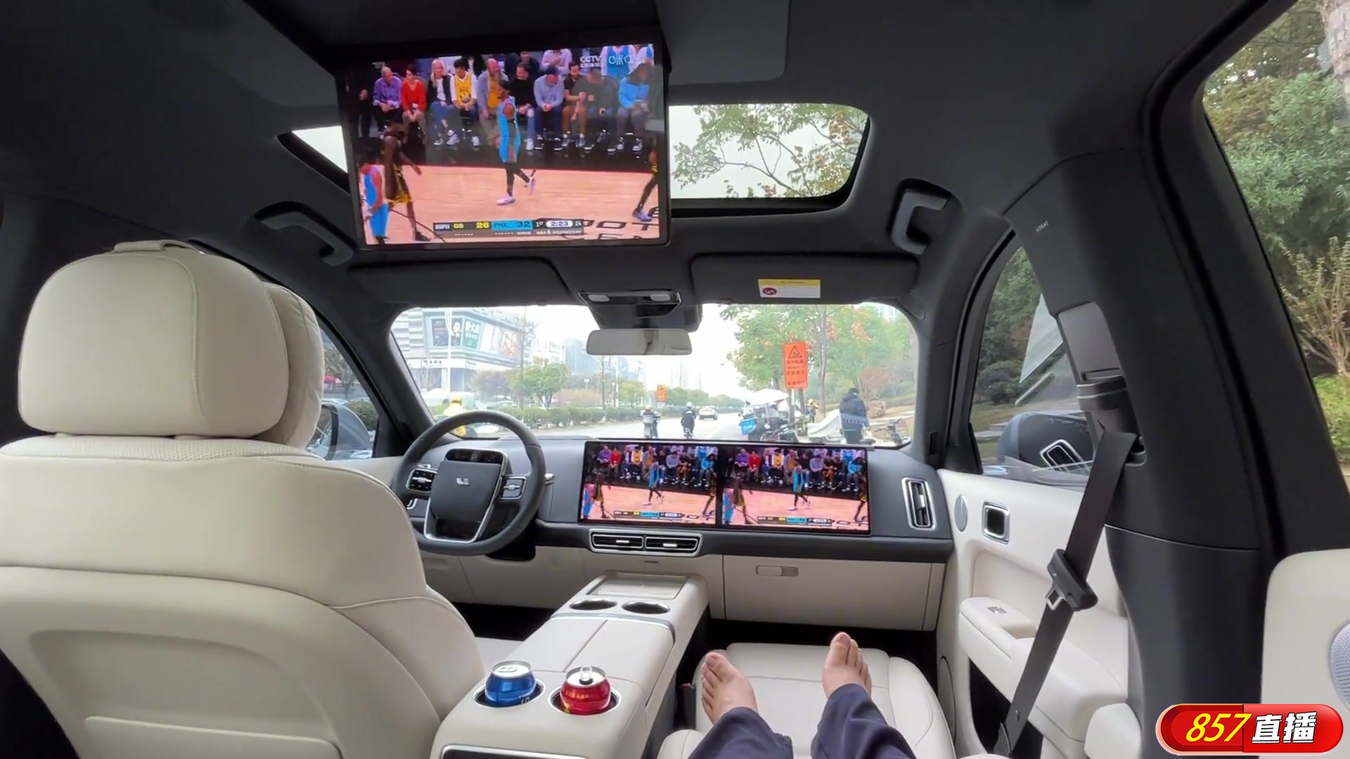 车友晒视频：新能源汽车等人时候看会NBA比赛真舒服！
